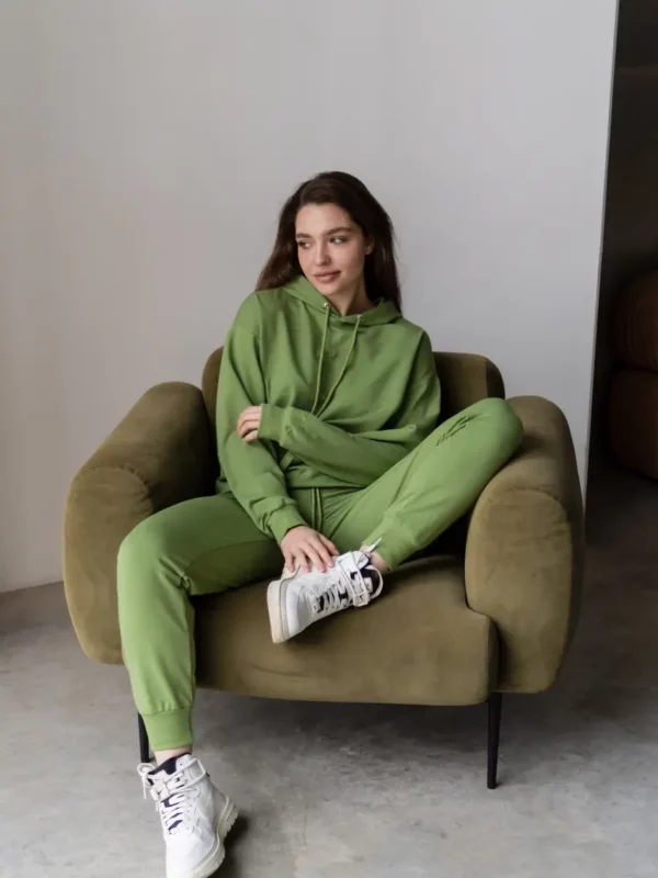 Жіночий спортивний костюм